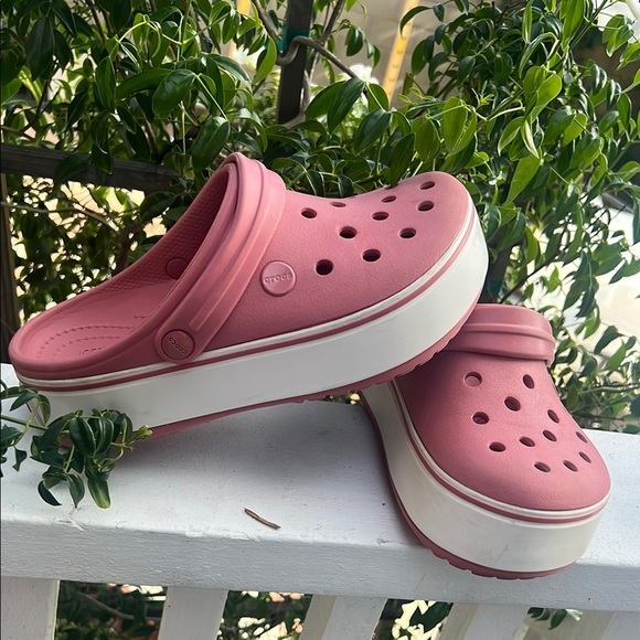 Women’s/Kids Pink Clogs Size 6-4 iconic CROCS Comfort clogs - Picture 8 of 15